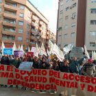 Concentración de personas dependientes y empresas gestoras de las viviendas tuteladas frente a la Conselleria de Igualdad.