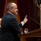 El líder del PP catalán, Alejandro Fenández, durante el debate en el Parlament