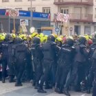 La policía intenta frenar a los manifestantes con un cordón policial.