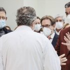 (De izquierda a derecha) La ministra de Sanidad, Carolina Darias, el 'president' de la Generalitat, Ximo Puig, el conseller de Sanidad Universal, Miguel Mínguez, y el presidente del Gobierno, Pedro Sánchez, durante su visita al Hospital La Fe de València.