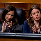 La ministra de Derechos Sociales y Agenda 2030, Ione Belarra (i), y la ministra de Igualdad, Irene Montero (d).