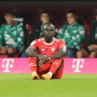 Sadio Mané, en el momento en el que cayó lesionado vistiendo la camiseta del Bayern.