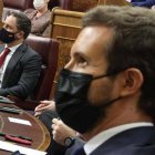 Casado y Abascal en sus escaños del Congreso.