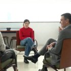 El presidente del Gobierno con unos estudiantes en la biblioteca de Fuenlabrada (Madrid)