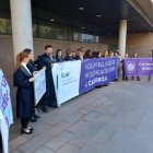 El ICAV y Juristes Valencians protestan frente a las puertas del juzgado de Catarroja.