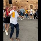 Joan Baldoví bailando la conga en la nueva fiesta de Compromís