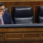 Pedro Sánchez, hablando por su teléfono móvil en su escaño.