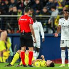 Vinicius se lamenta ante GIl Manzano en el Villarreal-Real Madrid de Copa del Rey.