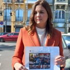 La vicealcaldesa y candidata del PSPV a la Alcaldía de Valencia, Sandra Gómez, muestra una fotografía de la empresa de los drones en Alicante.