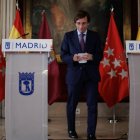 El alcalde de Madrid, José Luis Martínez-Almeida, a su llegada a una rueda de prensa, en la Casa de la Villa.