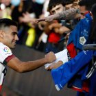 Falcao, firmando autógrafos en su presentación como nuevo jugador del Rayo.