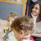 Isabel Díaz Ayuso visitando un colegio de Madrid.