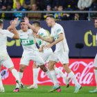 Los jugadores del Elche celebrando su gol "ilegal" en Cádiz.