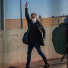 El presidente de Òmnium Cultural, Jordi Cuixart, saluda a su salida de la cárcel de Lledoners.