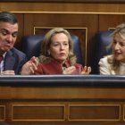 El presidente del Gobierno, Pedro Sánchez; la ministra de Asuntos Económicos, Nadia Calviño y la ministra de Trabajo y Economía Social, Yolanda Díaz.