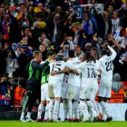 PIña de jugadores del Real Madrid celebrando un gol anoche en Anfield.