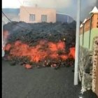 La lava arrasando sin control casas y carreteras.