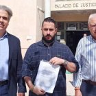 El portavoz de Vox en Alicante, Mario Ortolá, junto a Pepe Bonet y el letrado Valentín Quiroga