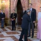 El embajador de Irán pasa de largo de la reina Letizia