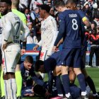 Neymar, en el momento de caer lesionado en el partido frente al Lille.