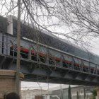 El tren clásico atravesando uno de los puentes de Alicante por donde los tranvías pesados de Ximo Puig no pueden circular.