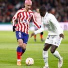 Mendy, ante Griezmann, en el derbi de la pasada semana.