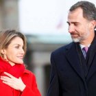 Los Reyes Felipe y Letizia, salida con amigos por Madrid.