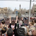 Responsables de la pirotecnia Nadal-Martí saludan desde el balcón principal del Ayuntamiento de València tras disparar la novena 'máscletà' de las Fallas 2023 - EUROPA PRESS