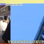 Un equipo de 'Espejo Público' es agredido por unos okupas.