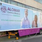 Camión de resonancias de una empresa privada en el hospital de Torrevieja