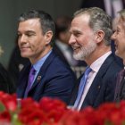 El presidente del Gobierno, Pedro Sánchez, junto al Rey Felipe VI durante la cena inaugural del Mobile World Congress 2023.