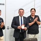 Bernabé Cano, alcalde de La Nucía, recibe la distinción de manos de Marisol Casado, presidenta de la Federación Mundial de Triatlón y José Hidalgo, presidente de la FETRI