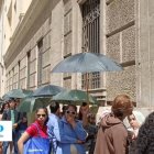 Colas del padrón en Valencia.