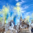 'Mascletà' ofrecida por Pirotecnia Tamarit este martes en la plaza del Ayuntamiento de València dentro del programa de Fallas 2023, dedicada al pueblo ucraniano y a la solidaridad mostrada por los valencianos - AYUNTAMIENTO DE VALENCIA