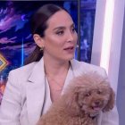 Tamara Falcó, con muletas y con Jacinta en el plató de El Hormiguero.