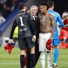 Ancelotti, junto a los brasileño Militao y Alisson, a la conclusión del encuentro de anoche.