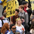 Manifestantes contra la monarquía británica.