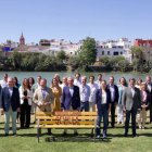 El candidato del PP a la alcaldía de Sevilla, José Luis Sanz, junto a los iembros de la lista que concurrirá a las municipales del 28M.