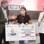 La joven Sukeina Hernández recogiendo el premio de manos del jurado