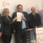 Mamen Perís junto a sus nuevos socios tras la firma del acuerdo - SERGI TARAZONA/ES DIARIO