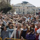 Decenas de personas durante la mascletà de la plaza del Ayuntamiento de Valencia.