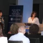 La concejal de Turismo y Festividades, Mariola Rocamora, durante su exposición en la jornada de cruceristas