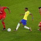 Rodrygo disputa un balón ante Suiza en el segundo partido del Grupo G