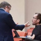 Patxi López gesticula delante de Pablo Echenique.