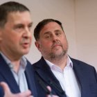 El coordinador general de EH Bildu, Arnaldo Otegi, junto al líder de ERC, Oriol Junqueras.