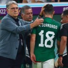 Martino, consolando al lesionado Guardado, en el partido ante Argentina.