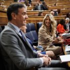 Pedro Sánchez y Yolanda Díaz sentados en sus escaños en un momento de la última sesión de control al Gobierno en el Congreso