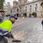 El candidato de Vox Valencia, Juan Manuel Badenas, vestido de barrendero.