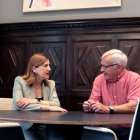 María José Catalá, futura alcaldesa de Valencia, con Joan Ribó, alcalde en funciones, antes de empezar la reunión.