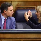 Pedro Sánchez y Yolanda Díaz dialogando en el Congreso de los Diputados